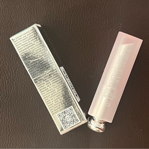 DIOR ADDICT LIP SUGAR SCRUB
Gentle Exfoliating Lip Balm-Custom Rosy
Color Effect - Picture 3 of 4